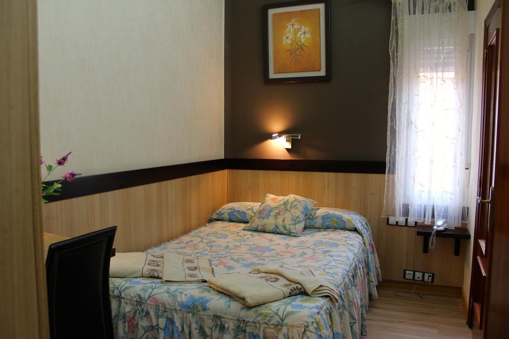 Hostal De La Torre Hostal Economico Valladolid Zimmer foto